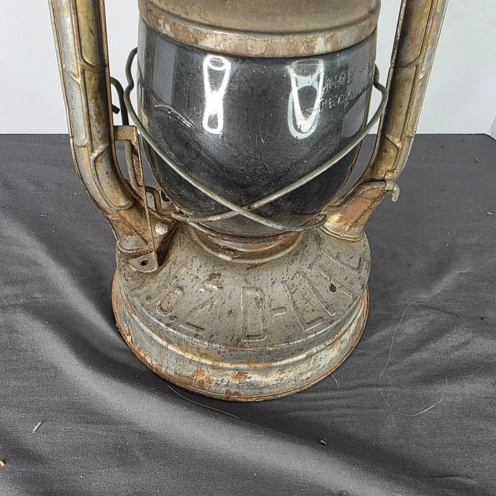 Vintage Dietz No 2‎ D-Lite Kerosene Lantern Black Glass Globe Rustic Americana